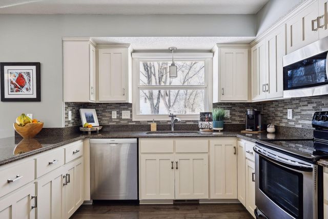 16405 5th Avenue N, Plymouth, MN 55447