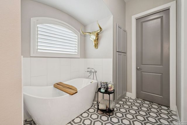 219 E Melrose Dr B, Olmos Park, TX 78212