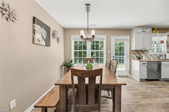 3876 Hanley Way, Walkertown, NC 27051