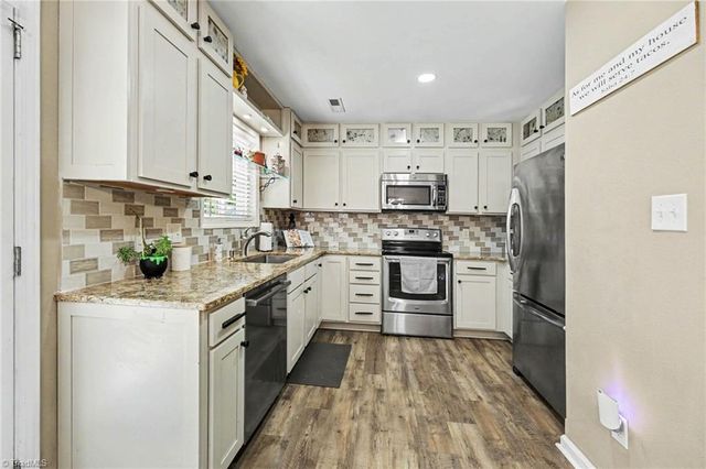 3876 Hanley Way, Walkertown, NC 27051