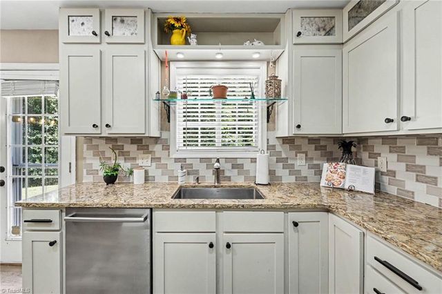 3876 Hanley Way, Walkertown, NC 27051