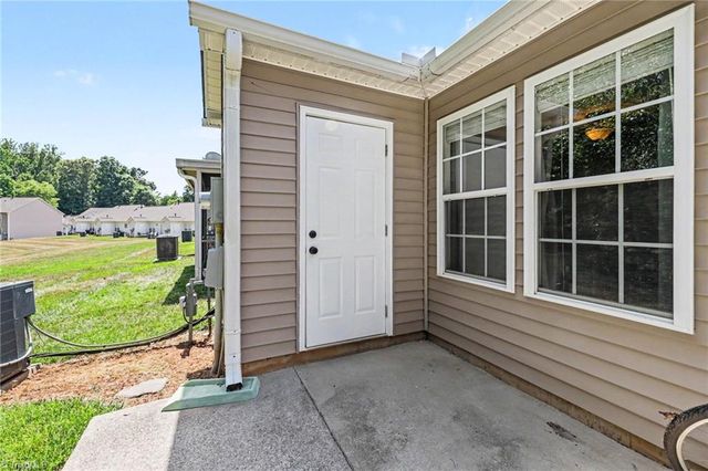 3876 Hanley Way, Walkertown, NC 27051