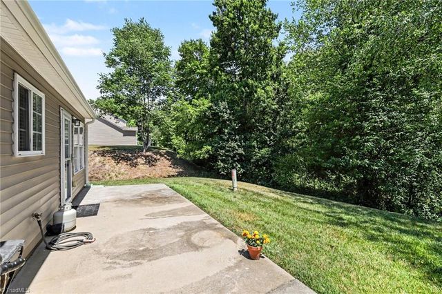 3876 Hanley Way, Walkertown, NC 27051