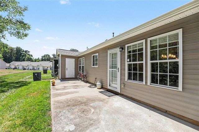 3876 Hanley Way, Walkertown, NC 27051
