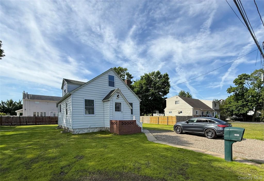 1599 3rd Street, West Babylon, NY 11704