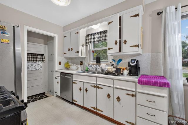 25126 W Chicago, Redford, MI 48239