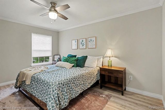 237 Barrington Circle, Lake Orion, MI 48360