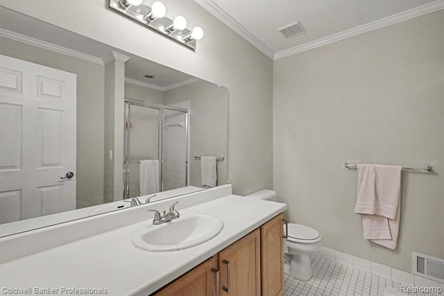 237 Barrington Circle, Lake Orion, MI 48360