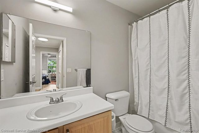 237 Barrington Circle, Lake Orion, MI 48360