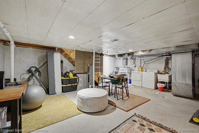 237 Barrington Circle, Lake Orion, MI 48360