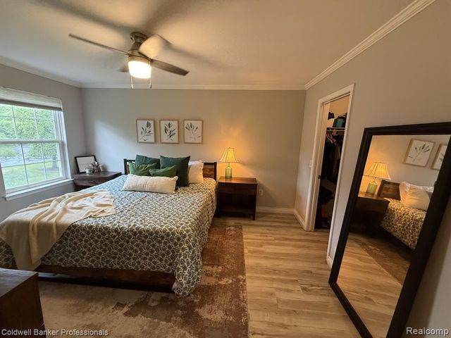 237 Barrington Circle, Lake Orion, MI 48360