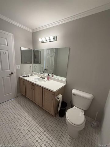 237 Barrington Circle, Lake Orion, MI 48360