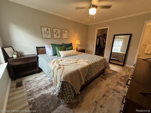237 Barrington Circle, Lake Orion, MI 48360