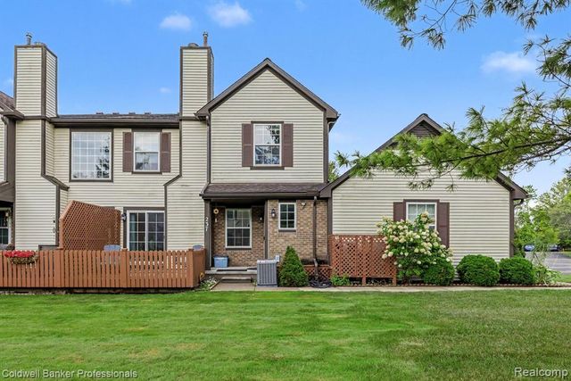 237 Barrington Circle, Lake Orion, MI 48360