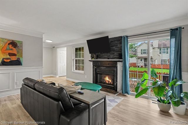 237 Barrington Circle, Lake Orion, MI 48360