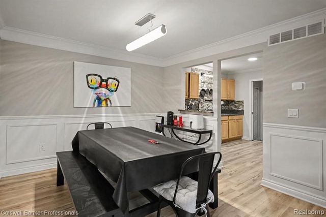 237 Barrington Circle, Lake Orion, MI 48360