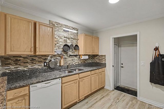 237 Barrington Circle, Lake Orion, MI 48360