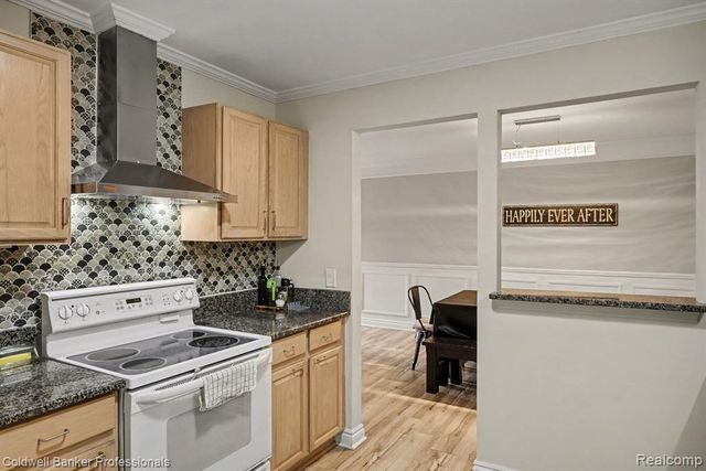 237 Barrington Circle, Lake Orion, MI 48360