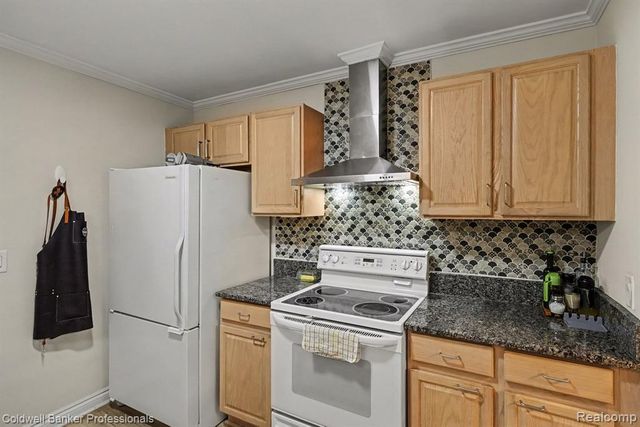 237 Barrington Circle, Lake Orion, MI 48360