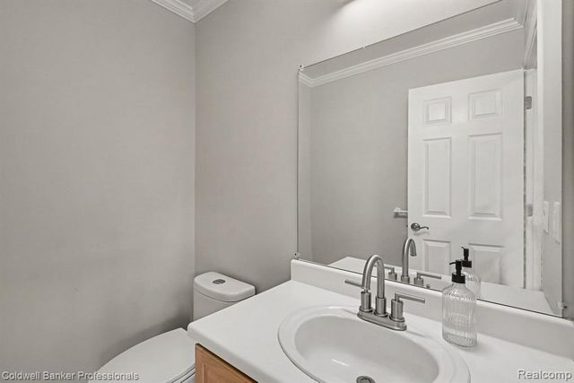 237 Barrington Circle, Lake Orion, MI 48360