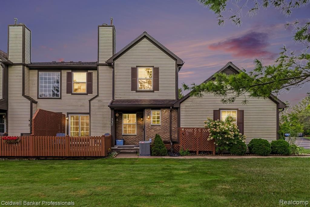 237 Barrington Circle, Lake Orion, MI 48360
