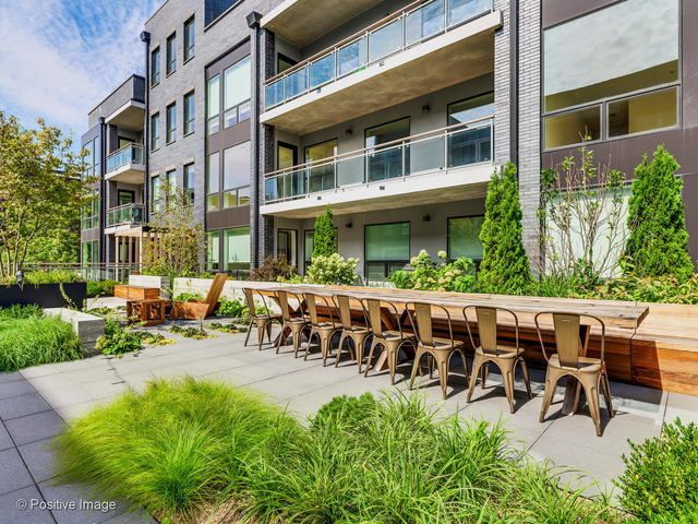 2643 N HERMITAGE Avenue 202, Chicago, IL 60614