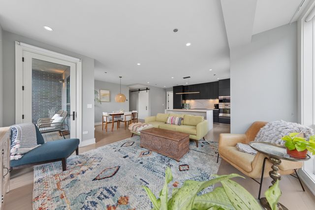 2643 N HERMITAGE Avenue 202, Chicago, IL 60614
