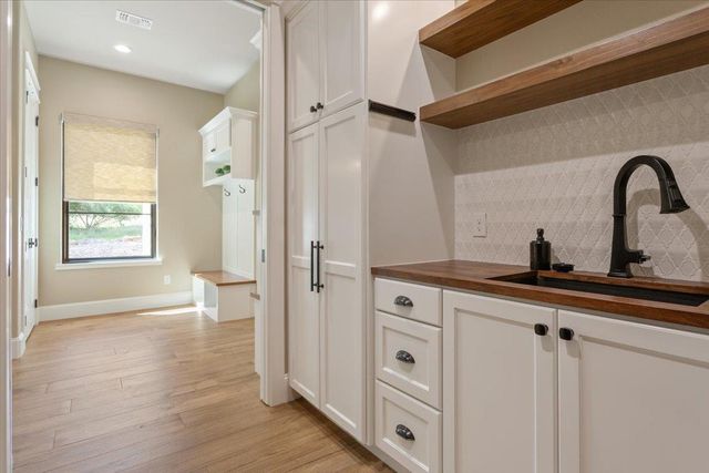 309 Highland Spring LN, Georgetown, TX 78633