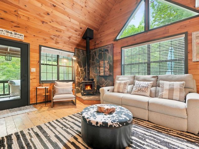 220 Oak Loop, Mineral Bluff, GA 30559