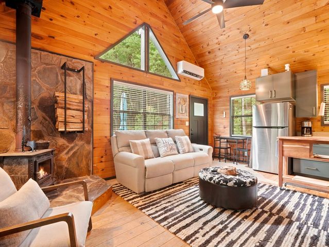 220 Oak Loop, Mineral Bluff, GA 30559