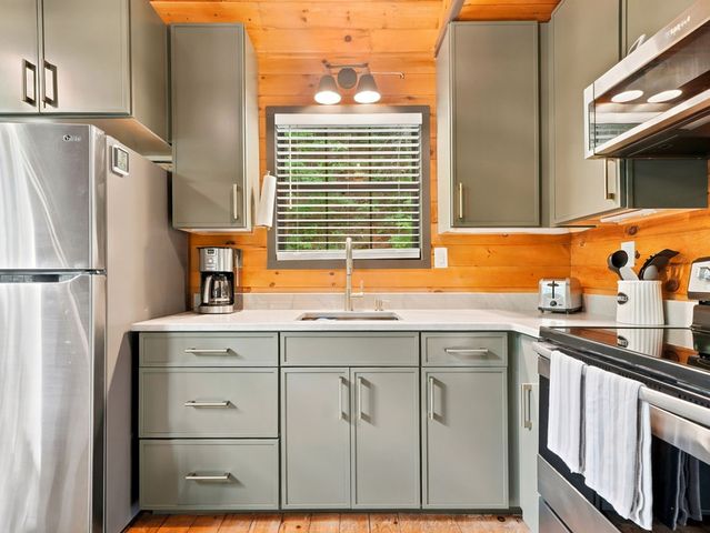 220 Oak Loop, Mineral Bluff, GA 30559