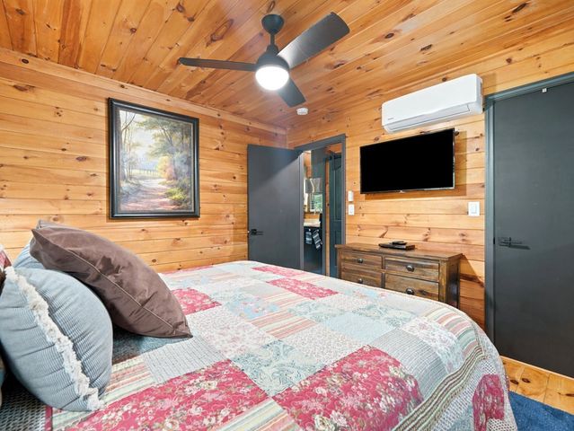 220 Oak Loop, Mineral Bluff, GA 30559