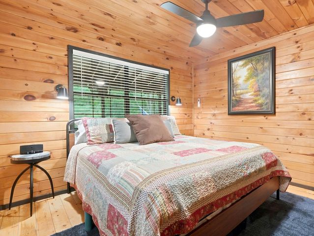 220 Oak Loop, Mineral Bluff, GA 30559