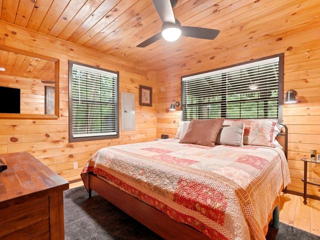 220 Oak Loop, Mineral Bluff, GA 30559