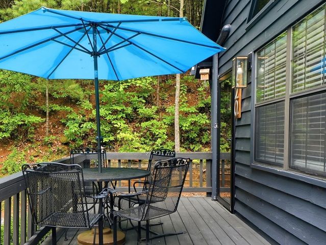 220 Oak Loop, Mineral Bluff, GA 30559