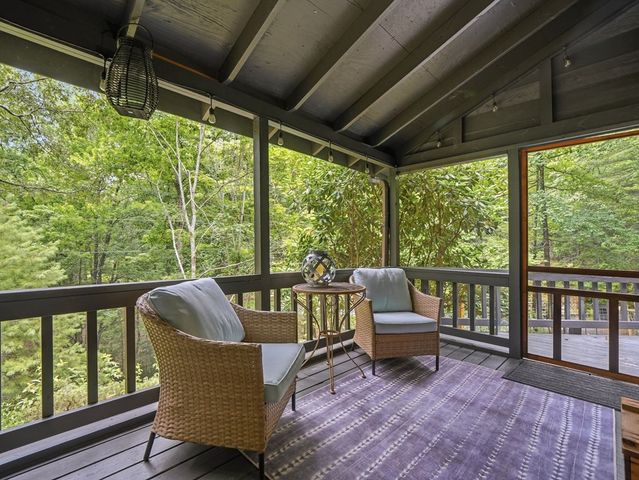 220 Oak Loop, Mineral Bluff, GA 30559