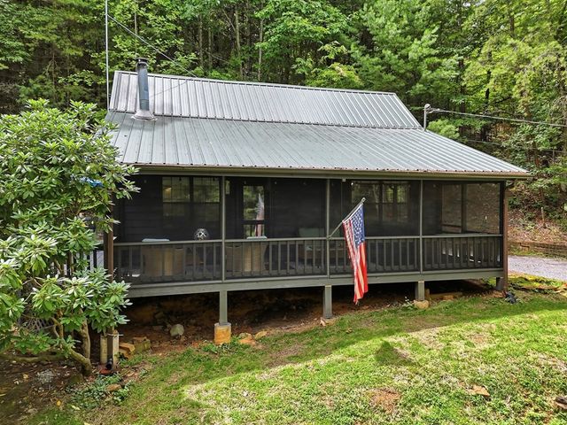 220 Oak Loop, Mineral Bluff, GA 30559