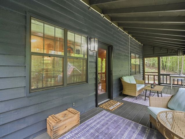 220 Oak Loop, Mineral Bluff, GA 30559