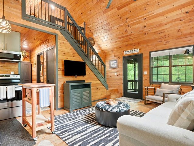 220 Oak Loop, Mineral Bluff, GA 30559
