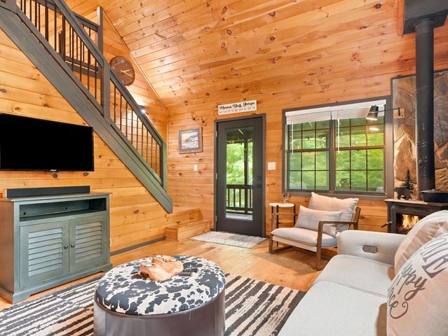 220 Oak Loop, Mineral Bluff, GA 30559