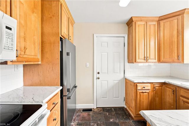 215 Tareyton LN, Portsmouth, VA 23701