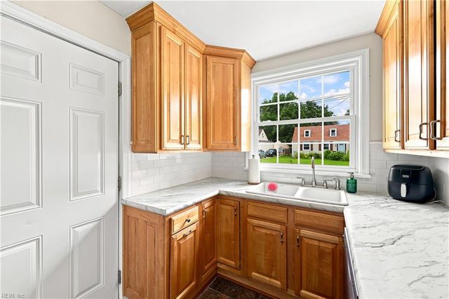 215 Tareyton LN, Portsmouth, VA 23701