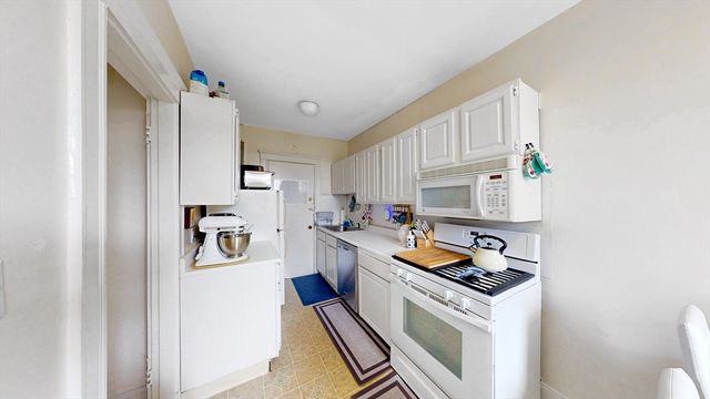 15 Governors Ave 7, Medford, MA 02155