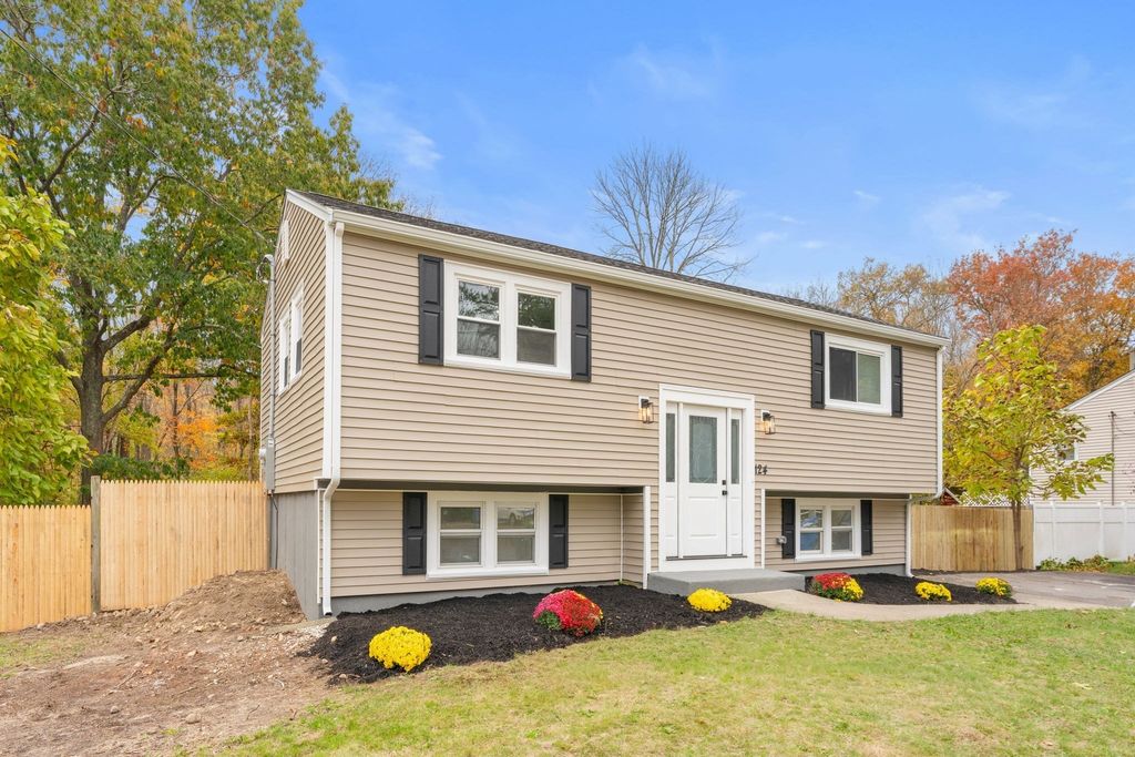 124 Auburn St, Whitman, MA 02382