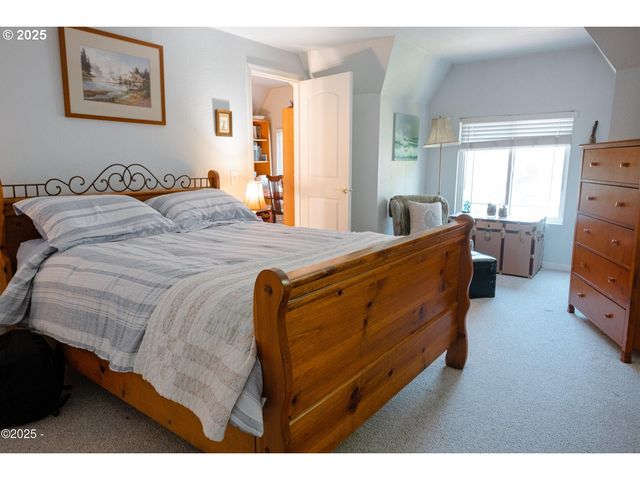 5460 PALISADES Dr, Lincoln City, OR 97367