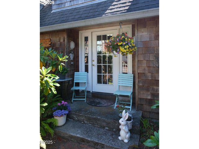 5460 PALISADES Dr, Lincoln City, OR 97367