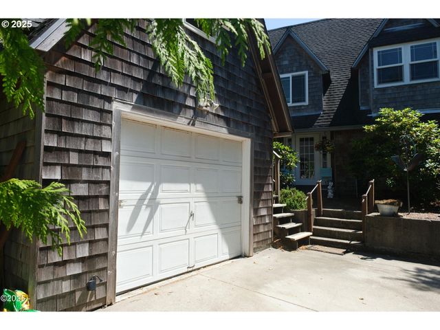 5460 PALISADES Dr, Lincoln City, OR 97367