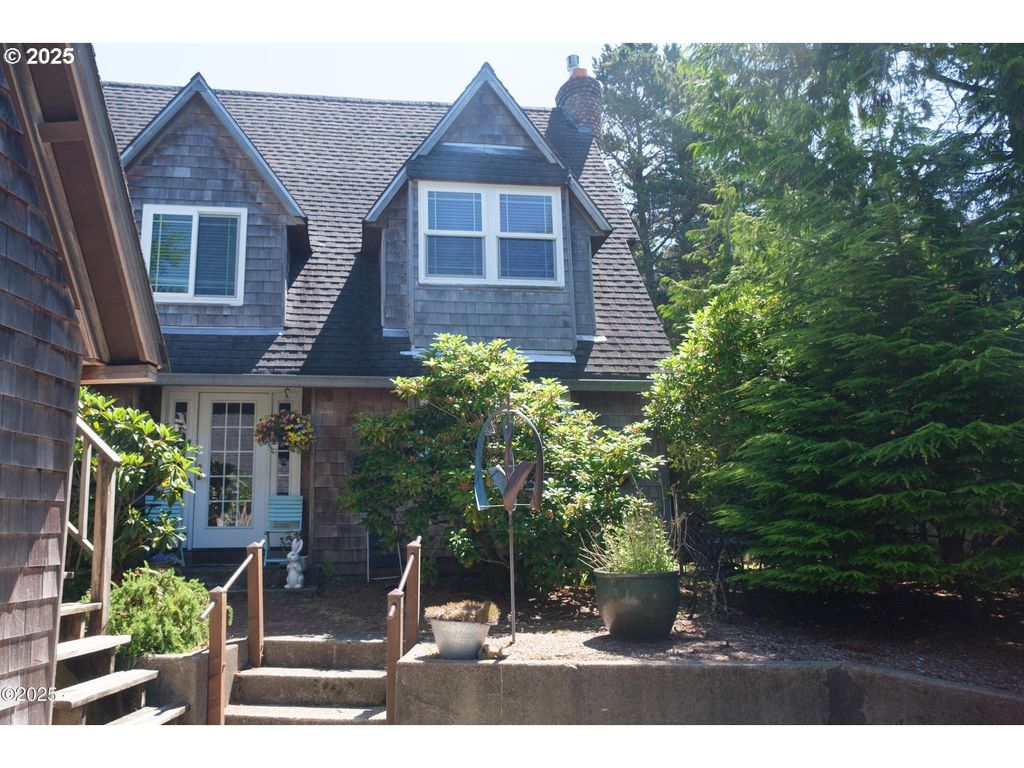 5460 PALISADES Dr, Lincoln City, OR 97367