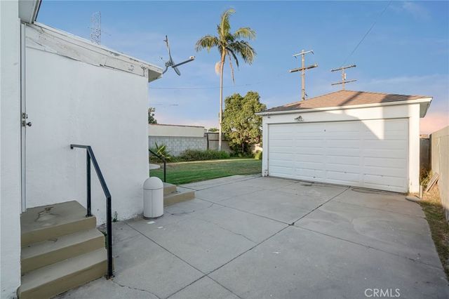 9812 S Denker, Los Angeles, CA 90047