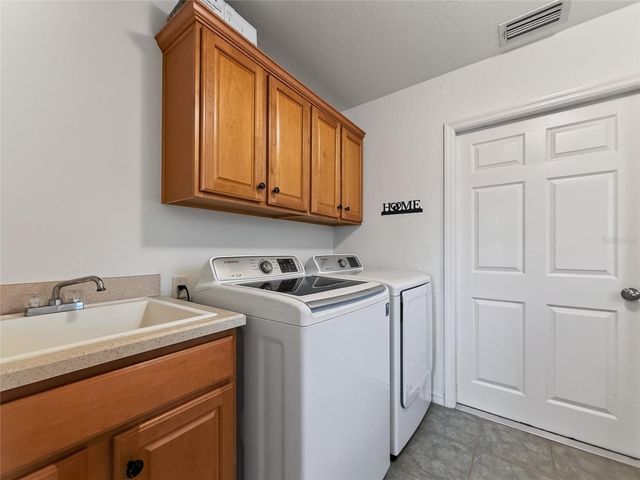 370 CARRIAGE LANE, Lady Lake, FL 32159